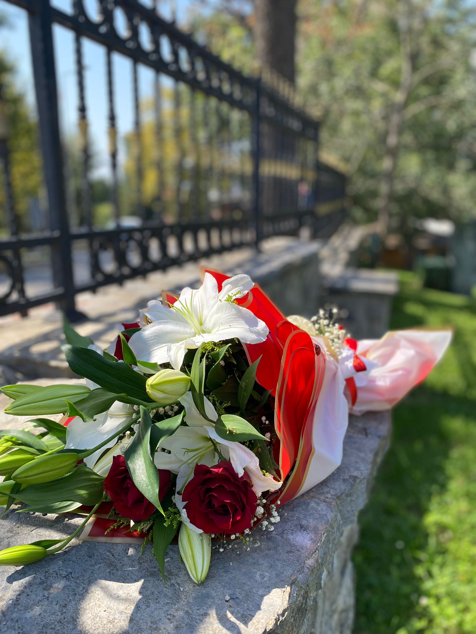 Beyaz Lilyum Kırmızı Gül