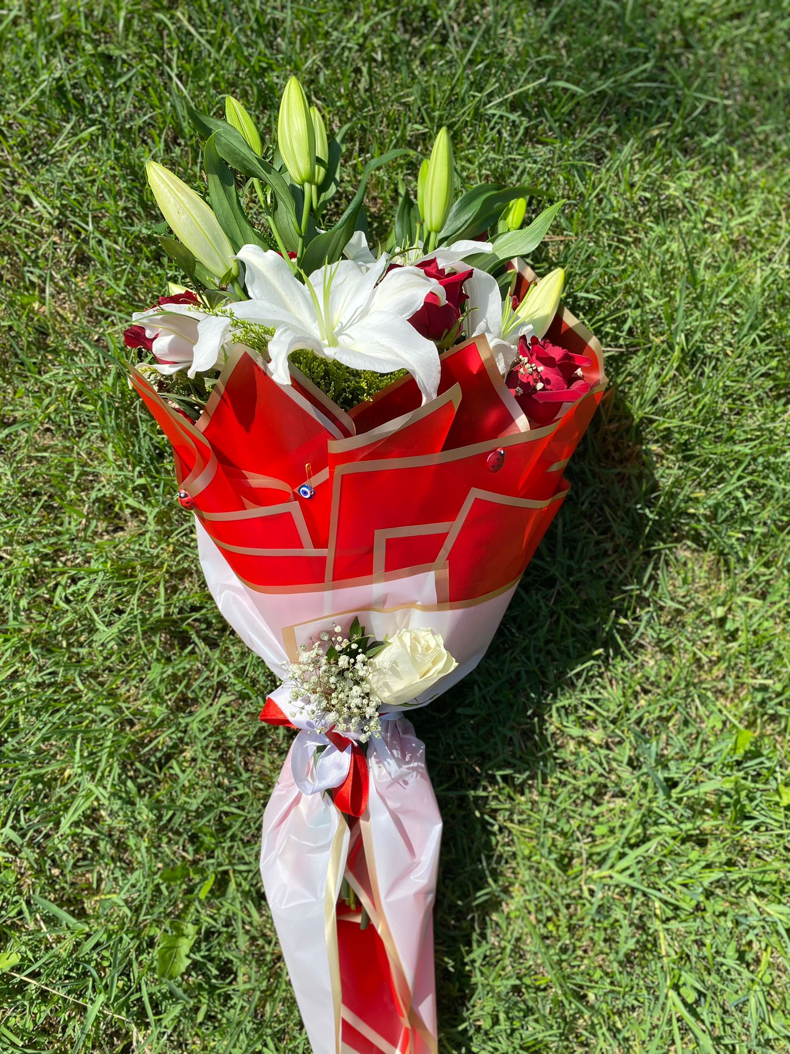 Beyaz Lilyum Kırmızı Gül