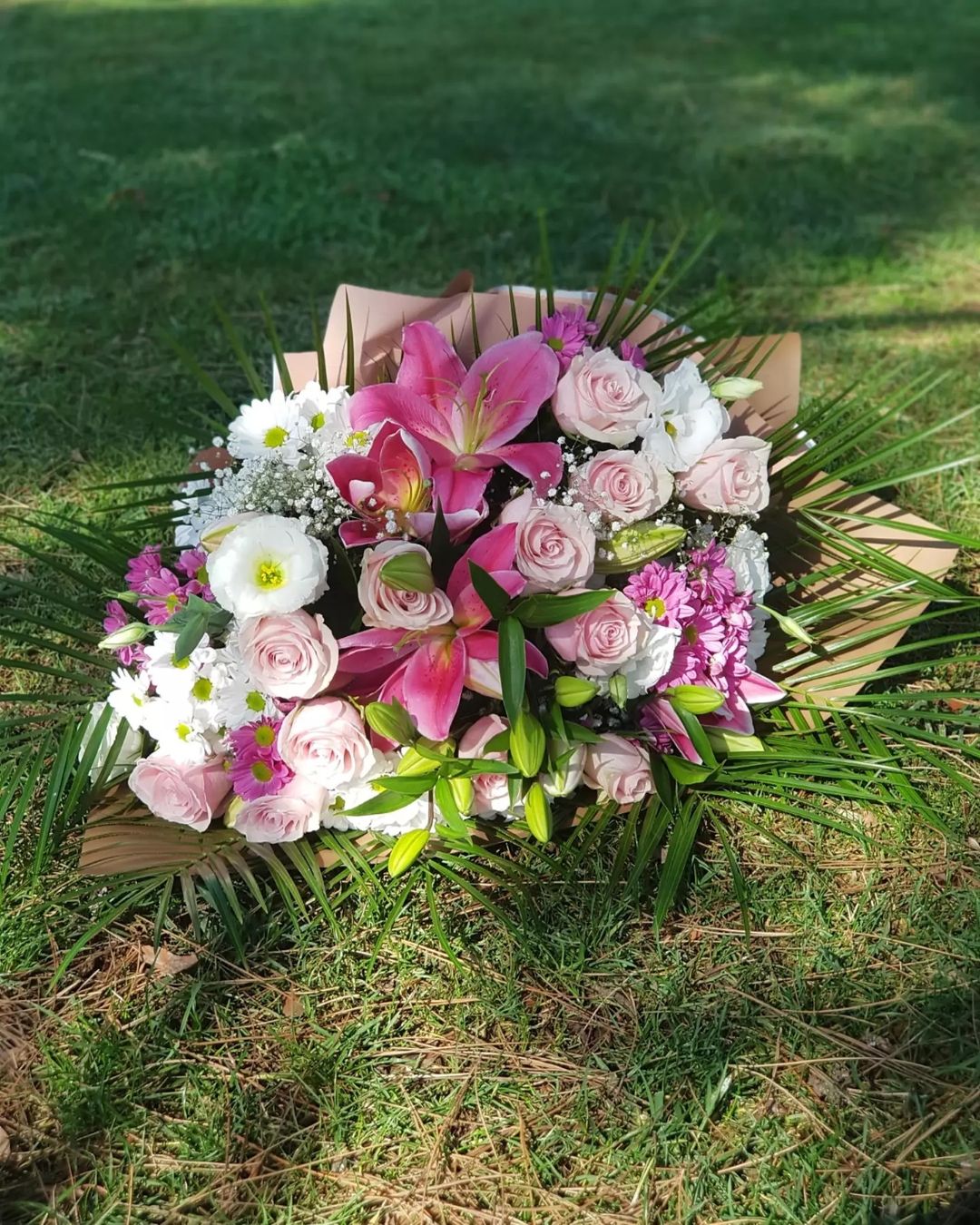 Pembe Lilyum & Beyaz Gül Buketi